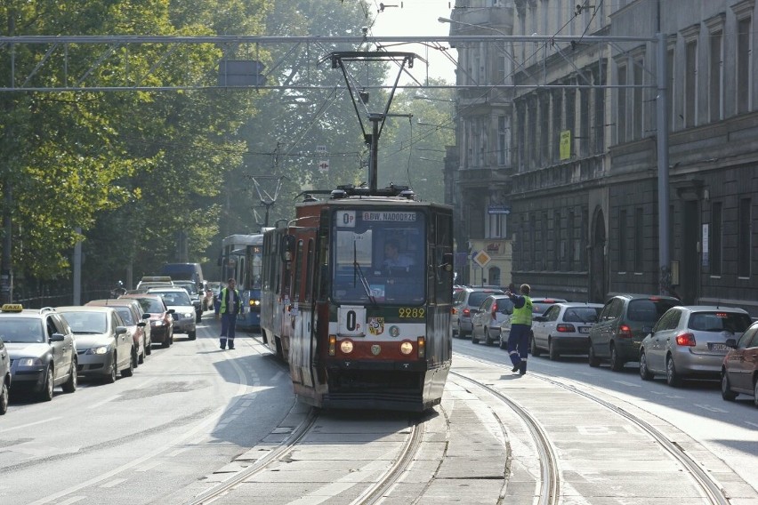Wrocław: Tramwaj 32 Plus wykoleił się na pl. Jana Pawła II. Były objazdy [ZDJĘCIA]