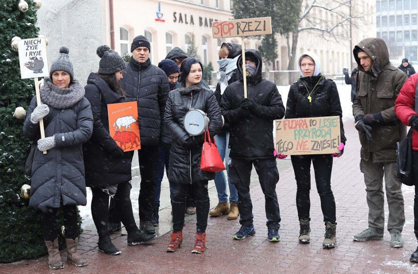 Protest w obronie dzików w Pasażu Schillera - młodzi ludzie sprzeciwiali się masowym odstrzałom dzików 
