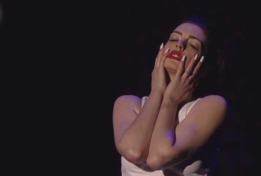 Anne Hathaway jako Miley Cyrus. Parodia "Wrecking Ball" w programie Lip Sync Battle (ZOBACZ FILMY)