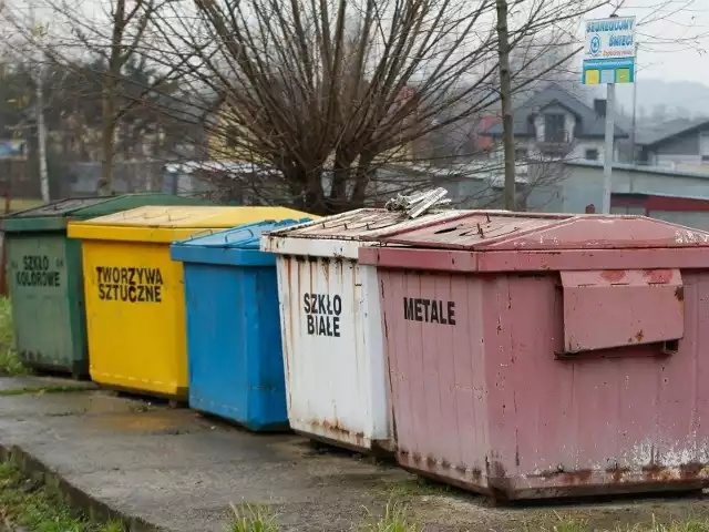 10 sierpnia w Rzeszowie minął termin zapłaty za pierwszy miesiąc odbioru śmieci w nowym systemie. W terminie rachunki zapłaciło tylko 80 procent mieszkańców. Pozostali zalegają miastu łącznie 200 tys. zł. Urzędnicy ostrzegają, że spóźnialskim będą naliczane odsetki. W nowym systemie mieszkańcy nie dostają faktur, ale rachunki muszą płacić zgodnie z treścią swojej deklaracji na numer konta dostępny w kasach i na stronie internetowej urzędu miasta. W blokach opłaty są doliczone do czynszu.