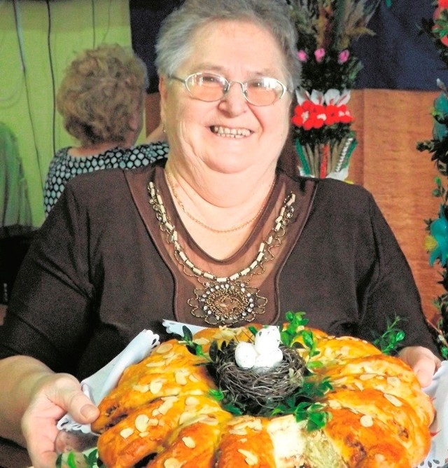 Pani Janina Poleszek z Charzyna stając do konkursu postawiła na kołacz i trafiła w dziesiątkę. Bo nie dość, że ciasto jest wyjątkowo smaczne, to - jak zauważył ks. proboszcz Piotr Popławski, członek jury - pięknie wpisuje się w kulinarną tradycję