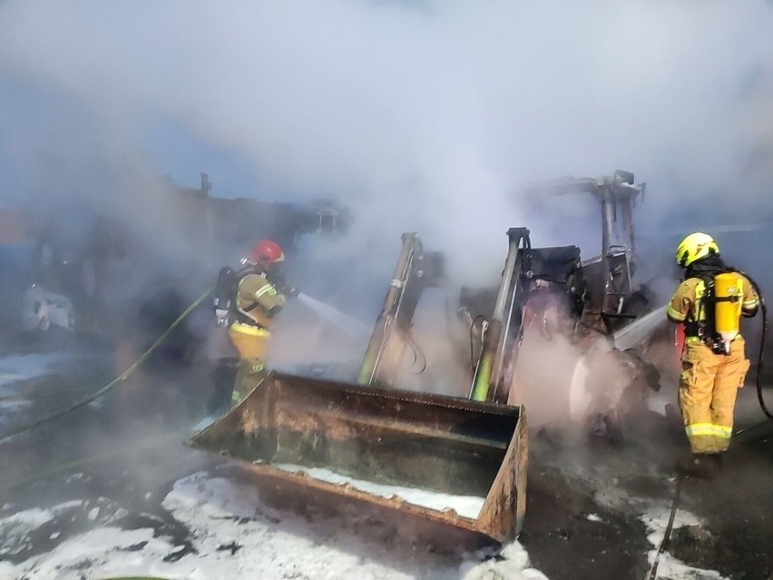 Pożar ciągnika i samochodu ciężarowego pod Nowogardem. Pojazdy spłonęły doszczętnie [ZDJĘCIA]