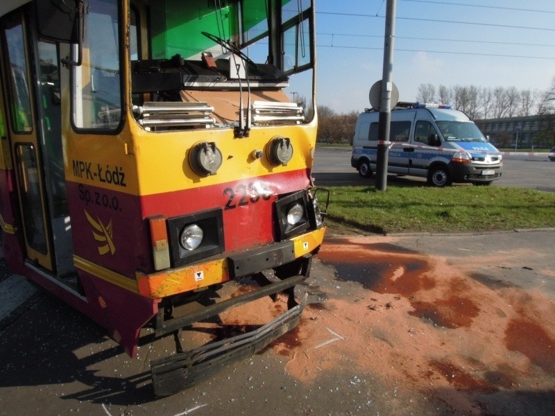 Ciężarówka zderzyła się z tramwajem