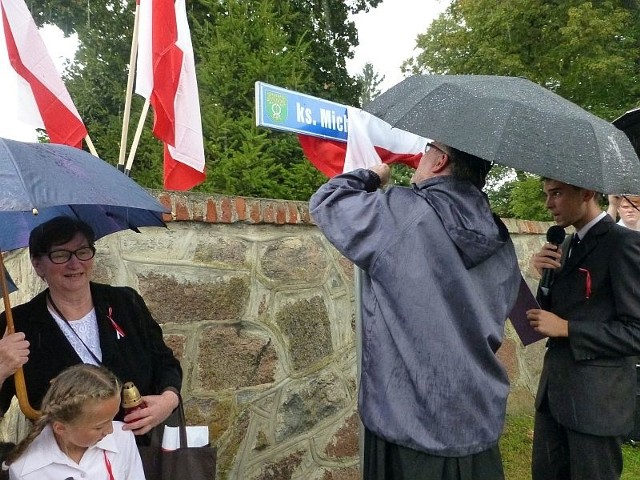 Proboszcz ksiądz Hubert Nowak odsłonił tabliczkę na początku uliczki nazwanej z imieniem księdza Michała Rólskiego.