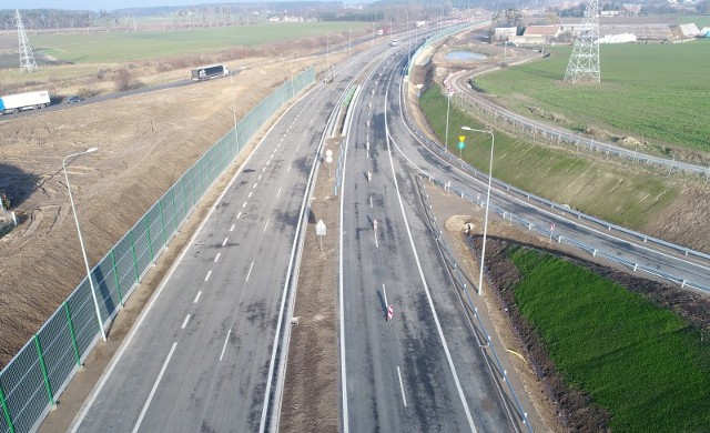 Drogowcy wprowadzili w tym miejscu stopniowe ograniczenie prędkości oraz zakaz wyprzedzania