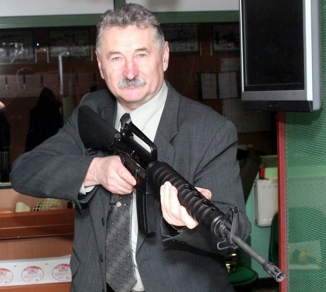 Prezes klubu strzeleckiego z Troszyna Eugeniusz Gorczyca sam chętnie sięga po broń.