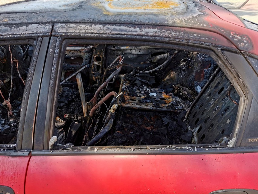 Na parkingu sklepu Lidl przy ul. Mickiewicza w Przemyślu podpalono samochód [ZDJĘCIA]