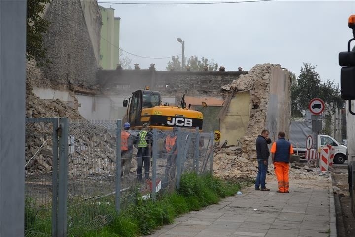 Częstochowa: Remont Warszawskiej. Trwa wyburzanie kamienicy przy ulicy Garibaldiego [ZDJĘCIA]