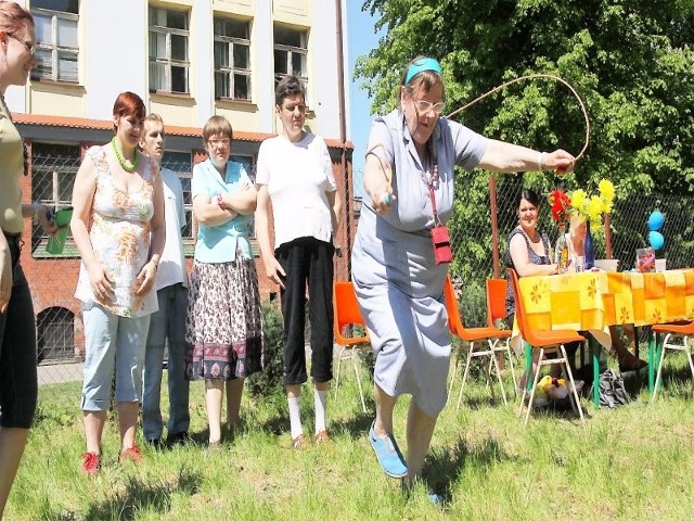 Uczestnicy zajęć w ŚDS integurują się podczas wspólnych zabaw. Kilka dni temu zorganizowano dla nich "majówkę"