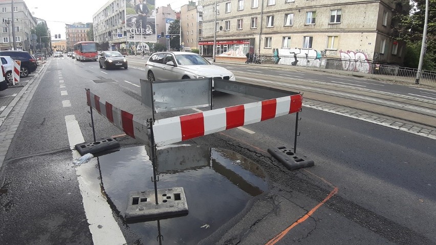 Wrocław: Miesiąc temu zapadła się ulica Kołłątaja. I tak zostało
