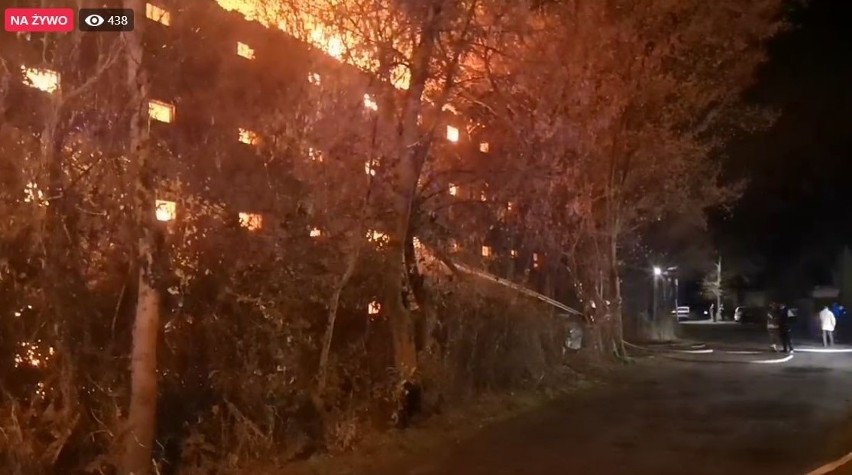 Akcję gaszenia pożaru transmituje portal olawa24.pl.