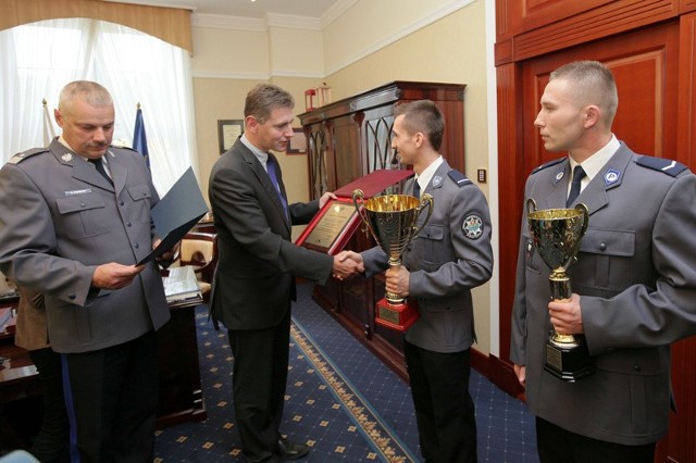 Nagrodzeni zostali funkcjonariusze, którzy zajęli pierwsze miejsce w klasyfikacji grupowej podczas XIX edycji Ogólnopolskiego Turnieju Par Patrolowych "Patrol Roku" w Słupsku.