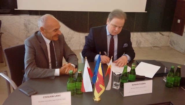 Umowę o współpracy podpisali szef spółki organizującej TdP Czesław Lang (z lewej) i burmistrz Olkusza Roman Piaśnik