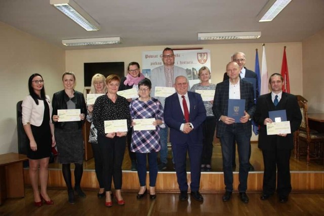 Poszukiwacze zaginionego skarbu, sołectwo ginących zawodów, czy historia wspomnieniem pisana - między innymi takie projekty zyskały dofinansowanie Zarządu Powiatu Chełmińskiego. A to w ramach XII edycji powiatowego konkursu „Dziedzictwo kulturowe naszego sołectwa”, którego celem jest podejmowanie przez mieszkańców wsi różnych działań na rzecz promocji i ochrony lokalnego dziedzictwa kulturowego, od dwunastu lat cieszy się niesłabnącym zainteresowaniem.I właśnie na realizację wyjątkowych pomysły wicestarosta chełmiński Wojciech Bińczyk wręczył sołtysom symboliczne czeki.  Pieniądze zostaną przeznaczone na realizację zadań konkursowych, a więc podpisane zostały również umowy dotacyjne z wójtami gmin, w których granicach leżą sołectwa, które zdobyły fundusze w konkursie. W tym roku powiat chełmiński dofinansuje realizację dziewięciu sołeckich przedsięwzięć na łączną kwotę 18 tys. złotych.- Co roku mamy coraz więcej zgłoszeń, jest więc zainteresowanie i mieszkańcy sołęctw są zaangażowani w projekty i w działanie na rzecz ochrony dziedzictwa kulturowego - podkreśla Anita Styczeń, podinspektor ds. promocji i kultury w Starostwie Powiatowym w Chełmnie. - W tym roku wpłynęło 19 wniosków. Starosta laureatom przekazał czeki. Są one symboliczne, bo pieniądze - po podpisaniu umów z wójtami- trafiają do kas gmin i dopiero stamtąd mogą zostać przekazane sołectwom. Z największej kwoty cieszyć mogą się w Starogrodzie (gmina Chełmno). 4 tys. złotych przyznano sołectwu na wykonanie wizualizacji interaktywnej zamku krzyżackiego. O pięćset złotych mniej trafiło do Unisławia, gdzie planują kontynuację dygitalizacji lokalnych kronik. Natomiast w Niemczyku (gmina Papowo Biskupie) dostali 3 tys. złotych na  projekt „Sołectwo ginących zawodów”. „O czym szumią Wierzby w Wierzbowie - ocalmy wspomnienia dla młodego pokolenia” - to z kolei projekt wierzbowian (gmina Lisewo), na realizację którego dostali 1,5 tys. złotych.Historia wspomnieniem pisana to inicjatywa mieszkańców  Trzebcza Szlacheckiego  (gmina Kijewo Królewskie) wsparta również czekiem na 1,5 tys. zł. Tyle samo dostali w Paparzynie (gmina Stolno), gdzie też stawiają na zebranie ciekawych faktów z przeszłości w projekcie pn. „Przeszyte wspomnieniami”. Mniej, bo 1 tys. złotych, przyznano sołectwom Kiełp,  Grubno oraz Lisewo. W Kiełpiu (gmina Kijewo Królewskie) planują szukanie  czegoś, co jest jeszcze nieodkryte dla ogółu. A będą to robić w ramach projektu „Poszukiwacze zaginionego skarbu”. Natomiast w Lisewie zaplanowano projekt pod nazwą „Na tropie lisewskich harcerzy- ocalić od zapomnienia”. Smacznie zapowiada się w  Grubnie (gmina Stolno), gdzie z dofinansowaniem z konkursu zrealizowany zostanie projekt „Staropolska pajda”.Flash INFO, odcinek 13 - najważniejsze informacje z Kujaw i Pomorza.