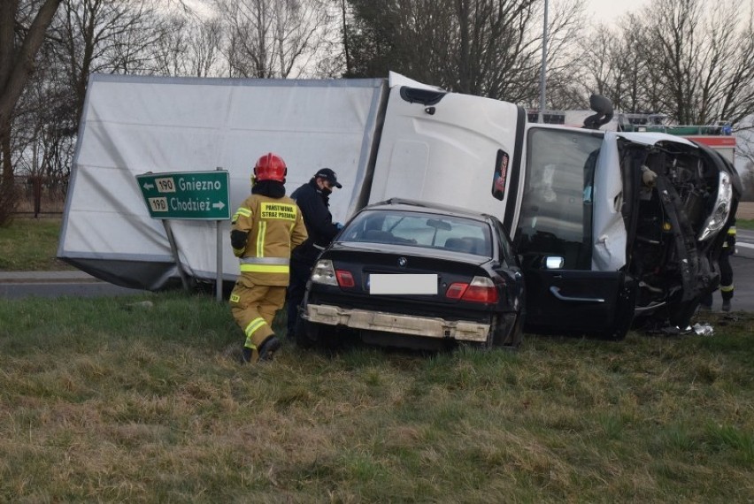 Gmina Kłecko. Wypadek osobówki i samochodu dostawczego