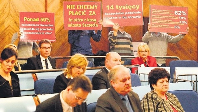 Przeciwnicy in vitro (na zdjęciu członkowie Bractwa Małych Stópek) przekonywali wczoraj na sesji, że procedura zamrażania zarodków jest niemoralna i sprzeciwia się jej większość mieszkańców Szczecina.