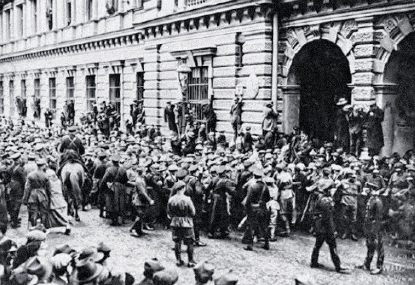 Rok 1923 w Krakowie, policja rozpędza demonstrację pod Domem...