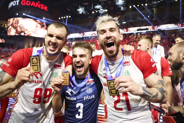 Radość po wygraniu Ligi Narodów 2023 była ogromna. Od lewej: Norbert Huber, Jakub Popiwczak, Tomasz Fornal