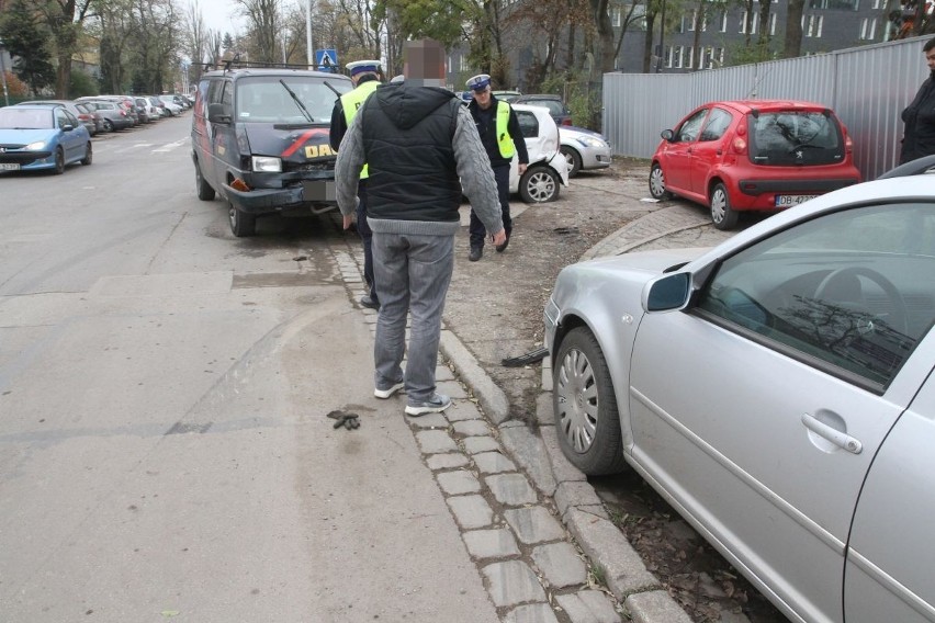 Wypadek volkswagena przy Polince. Kierowca: "Wpadłem w poślizg, bo na drodze był piasek" [ZDJĘCIA]