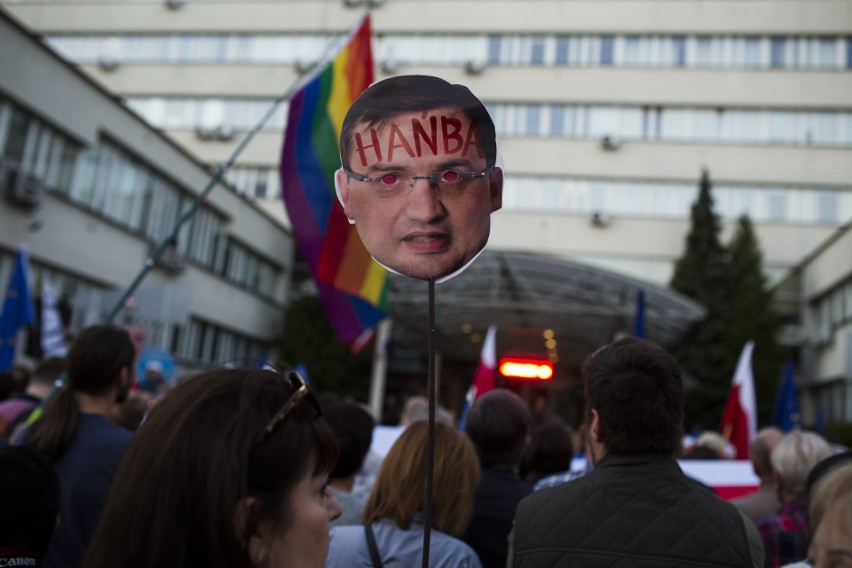 "Europo, nie odpuszczaj!" Protest w obronie sądów w Krakowie