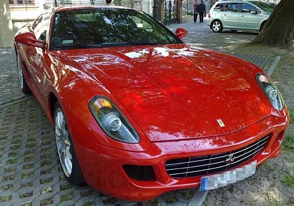 Kultowe Ferrari 599 GTB Fiorano widywane jest po siedzibą firmy Marma Polskie Folie w Rzeszowie.