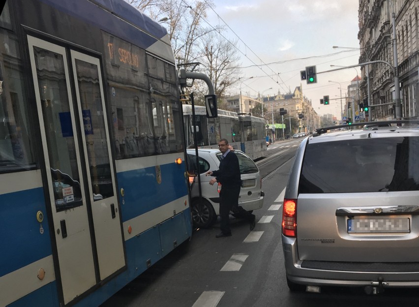 Wypadek na Sienkiewicza. Samochód wjechał pod tramwaj