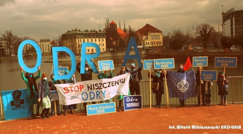 Członkowie Koalicji Ratujmy Rzeki domagają się wstrzymania...