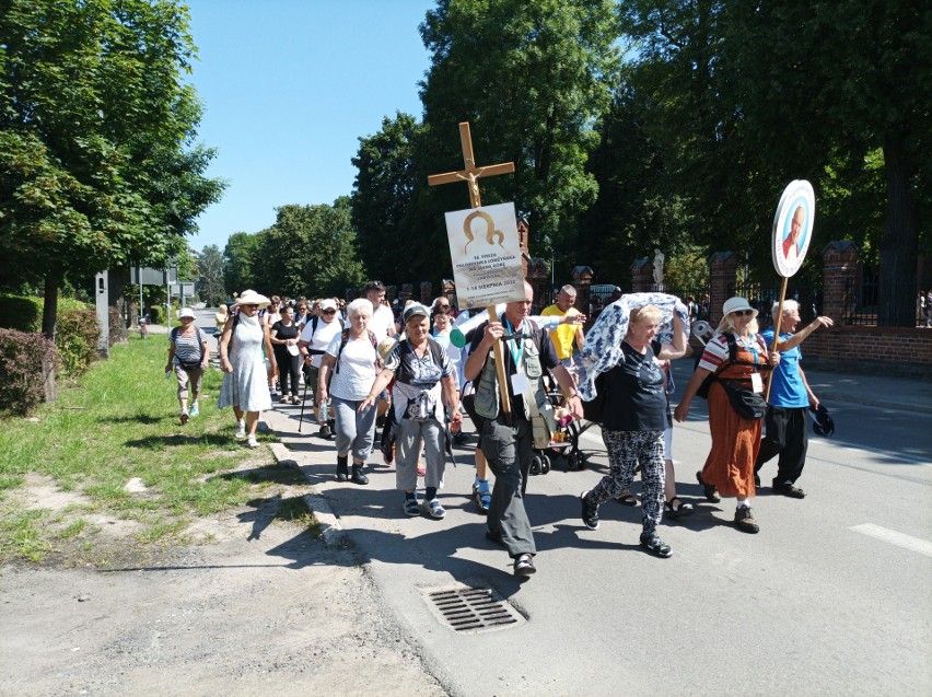 Piesza Pielgrzymka Łomżyńska na Jasną Górę zawitała do Ostrowi Mazowieckiej 2.08.2022. Zdjęcia