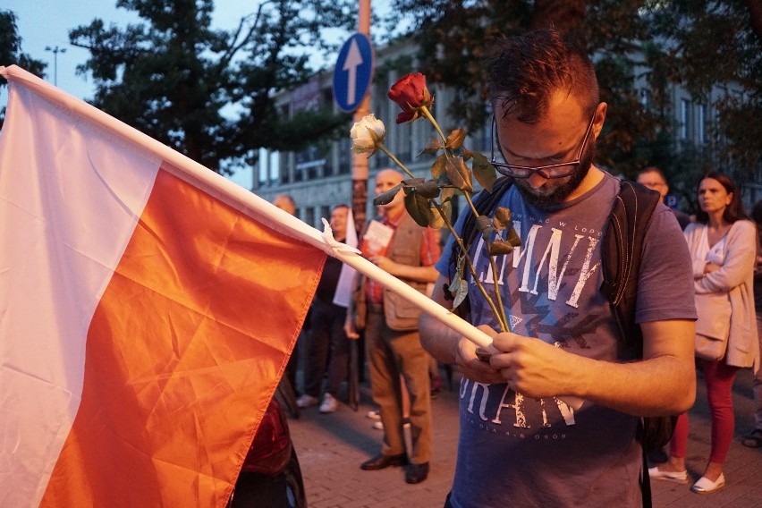 Protest w Łodzi przeciw zmianom w sądownictwie. Kolejny "łańcuch światła" [ZDJĘCIA FILM]