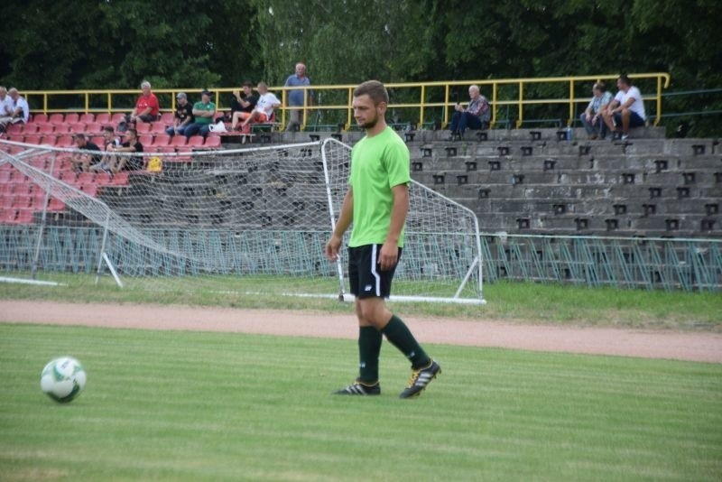 Remis w meczu Star Starachowice - Łysica Bodzentyn. Gospodarze przed meczem otrzymali puchar (WIDEO, ZDJĘCIA)