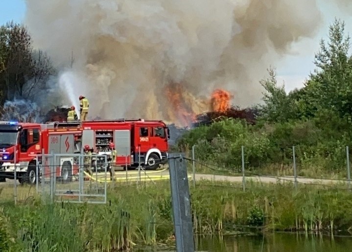 Pożar na ul. Inwestycyjnej w Słupsku. Pojechały trzy zastępy straży pożarnej