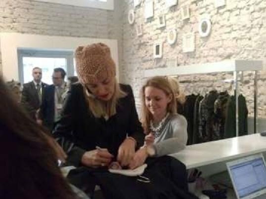 Sukienka Bizuu na wieszaku z autografem Sharon Stone