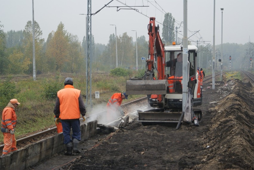 Trwa remont peronu na stacji kolejowej w centrum Dąbrowy...