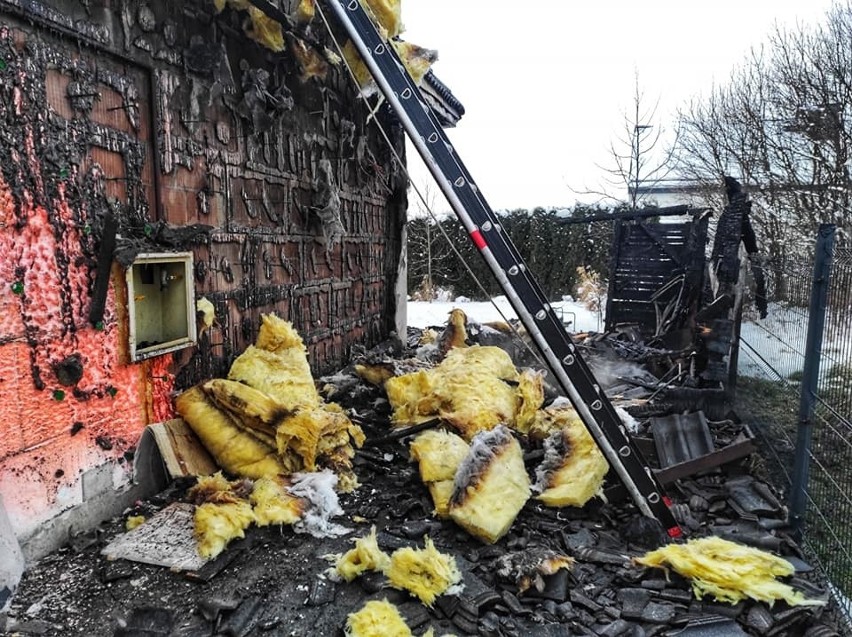 Pożar w Bolechowicach. Zapaliła się altanka, a od niej dom jednorodzinny