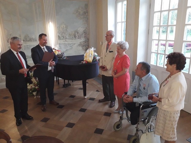Jubilaci odznaczeni zostali medalami przyznanymi przez Prezydenta RP, wręczono im kwiaty i odśpiewano sto lat, przy symbolicznej lampce szampana