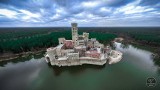 Zamek w Stobnicy z lotu ptaka w obiektywie SzamoDron. Zobacz jak wygląda wielomilionowa inwestycja! [ZDJĘCIA]