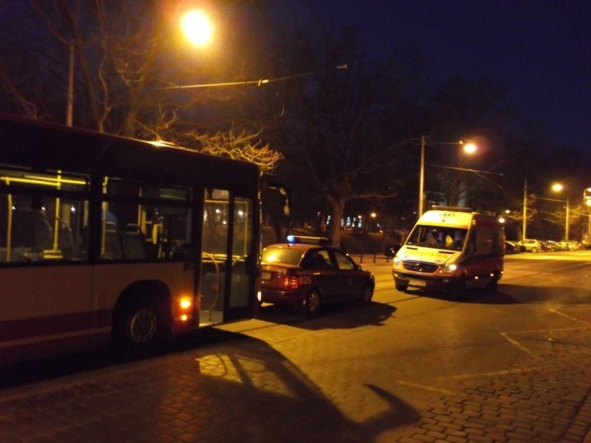 Wrocław: Pasażerka ranna po gwałtownym hamowaniu autobusu [ZDJĘCIA]