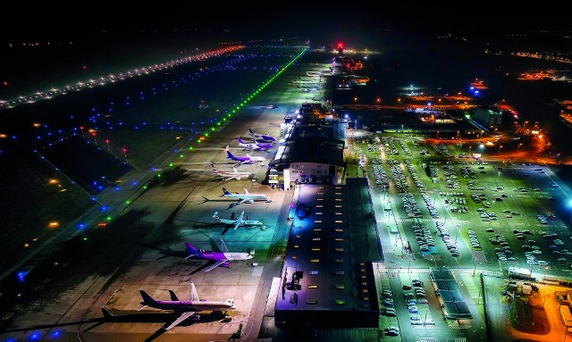 Katowice Airport z góry, widok na wschód. We wrześniu zacznie się przebudowa parkingu i przybędzie 600 miejsc. Pod koniec roku zacznie działać nowa wieża kontroli lotów. W przyszłym roku remont czeka terminal B, a za kilka lat zacznie się budowa nowego terminala