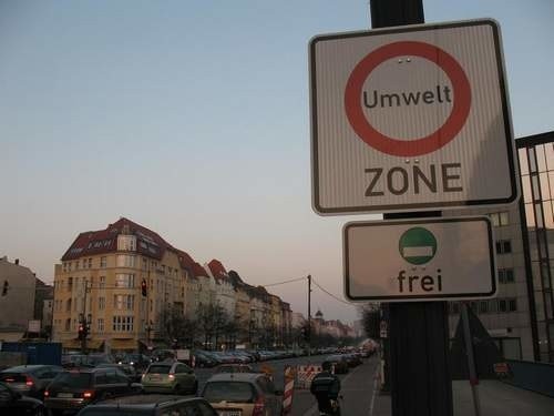 Specjalnie do niemieckiego kodeksu drogowego wprowadzono nowy znak drogowy. Na dodatkowej tablicy uwidoczniono barwne plakietki: tylko pojazdy wyposażone w takie plakietki mogą poruszać się w obrębie strefy ekologicznej.