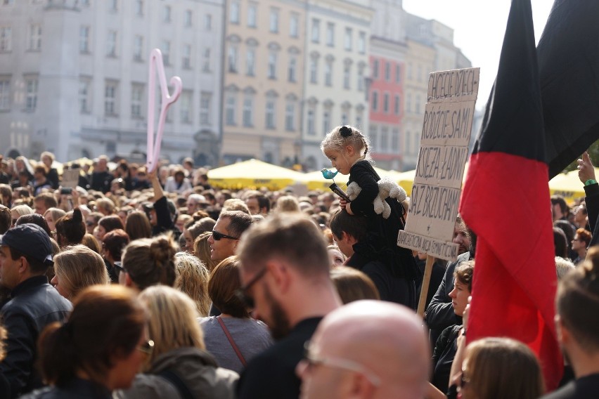 Czarny protest na Rynku Głównym w Krakowie. "Piekło kobiet trwa" [ZDJĘCIA, WIDEO]