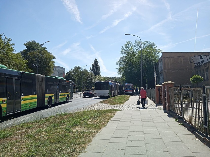 Kolizja na ul. Sczanieckiej w Szczecinie. Samochód osobowy zderzył się z autobusem