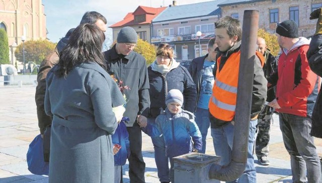 Marcin Treter (w odblaskowej kamizelce) tłumaczył,  jak rozpalać w piecu „od góry”