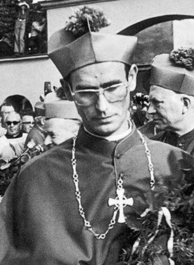Alfons Nossol otrzymał święcenia biskupie w sierpniu w 1977...