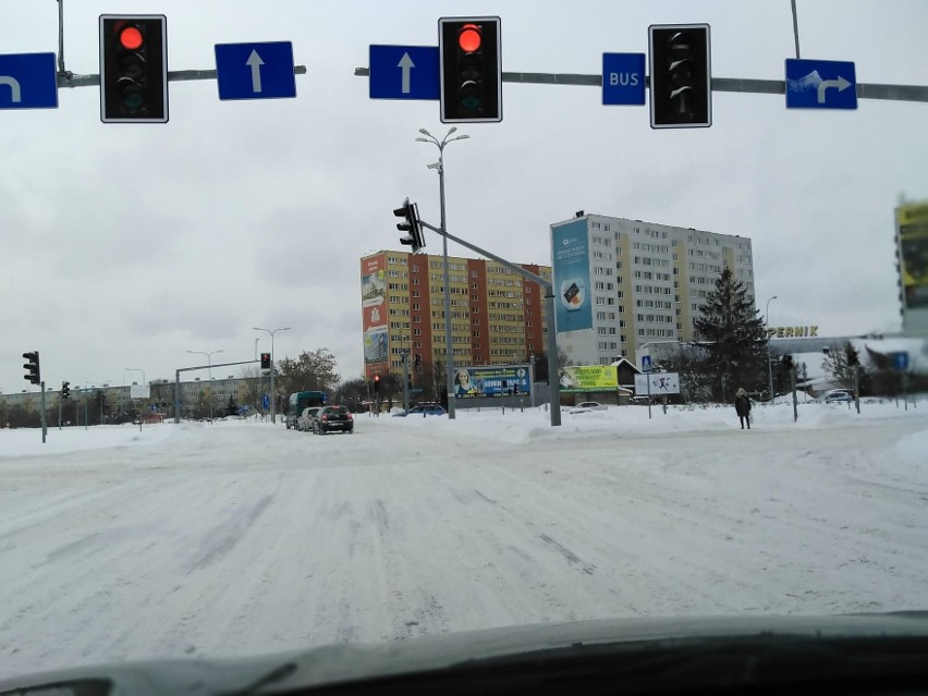 Po kolejnym ataku zimy na ulicach Białegostoku ślisko, jak na lodowisku. Były już kary dla firm i co z tego wynikło? (zdjęcia)