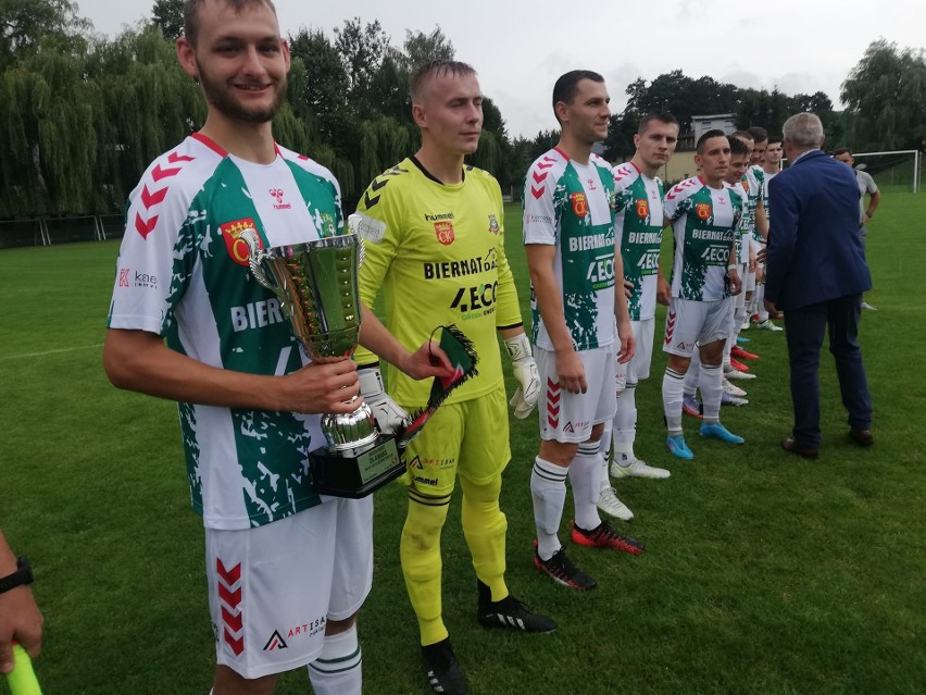 Hummel 4 liga. Najpierw był puchar dla Orląt Kielce za awans, a później wygrana beniaminka z GKS Zio-Max Nowiny 2:1