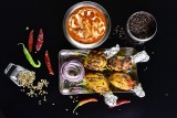 Dania kuchni indyjskiej. Jak się nazywają, jakie są składniki? Wyjaśnia na Tik Toku Tapi z restauracji Ganesh
