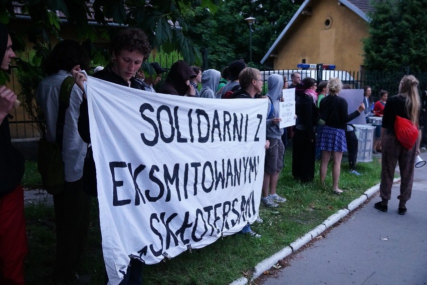 Kraków. Protest pod komendą policji w obronie skłotersów [ZDJĘCIA, WIDEO]