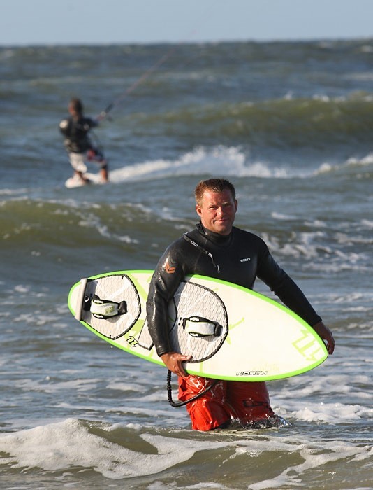 Kitesurfing na plazy zachodniej w Ustce. (Fot. Lukasz Capar)