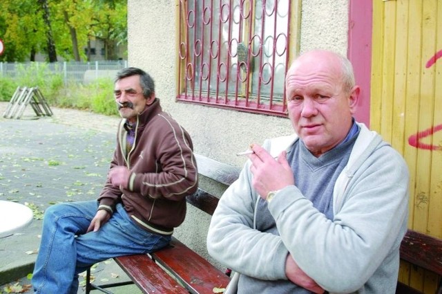 Jerzy (po prawej) i Janusz mieszkają w Monarze-Markocie już pięć lat. Nie marzą o swoich domach, bo je stracili. Nie ciągnie ich też na swoje.