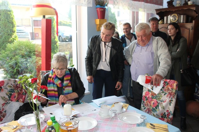 Kujawsko-Pomorska Izba Rolnicza prowadzi szkolenia „Bo w grupie siła ”. Cały sykl szkoleń obejmuje 14 spotkań, które trwają od sierpnia i zakończą się w listopadzie. "Chcemy dotrzeć z informacją o warunkach i nowych zasadach tworzenia grup producentów po zmianach legislacyjnych", informuje Izba na swojej stronie. Jedno z takich szkoleń odbyło się ostatnio w Radziejowie. 